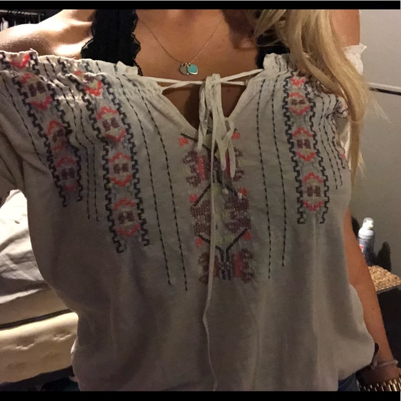 Beautiful embroidered off the shoulder blouse 👚 - Picture 4 of 8